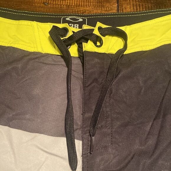 Oakley Men's Black and Yellow Board Shorts size 38 - Picture 3 of 11